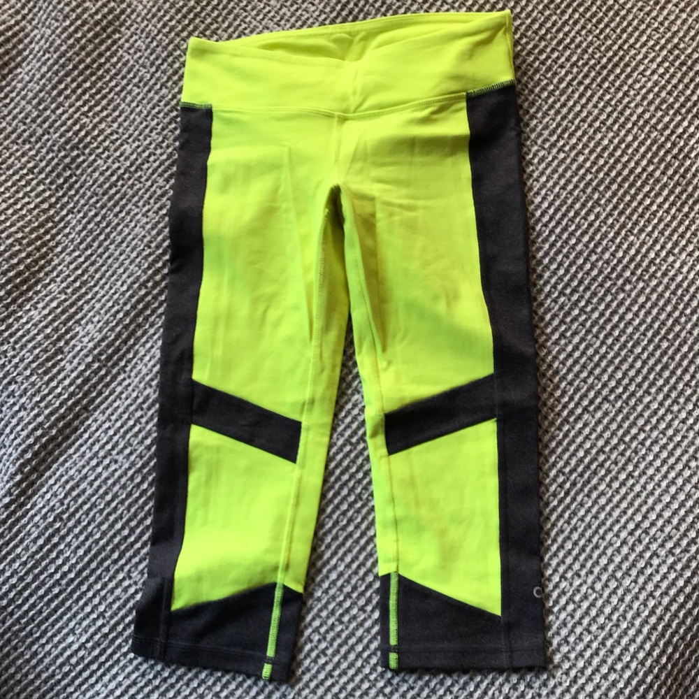 Alo vortex capris in highlighter/storm